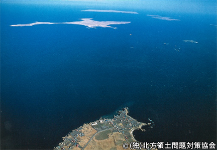 根室半島上空から望む歯舞群島の画像